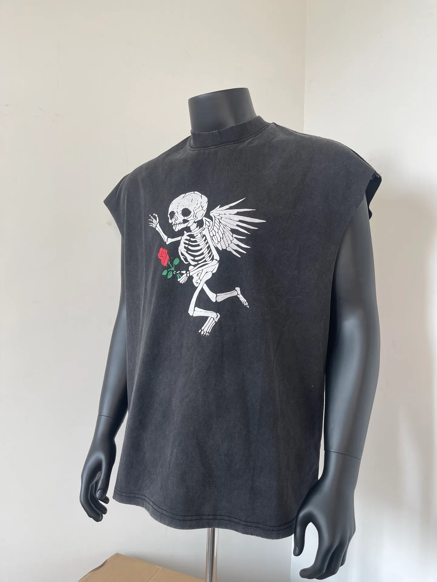 pt model number #G1003 P116 GALLERY DEPT. Distressed and frayed sleeveless waistcoat short sleeves. Skeleton ☠️ hand-held rose print. Made of 280G double yarn pure cotton. The fabric is comfortable and stylish. After washing and distressing, the upper body becomes more fashionable and cool. The collar and hem are frayed. The design is full. The US version is too large. Color: washed black. Size S/M/L/XL